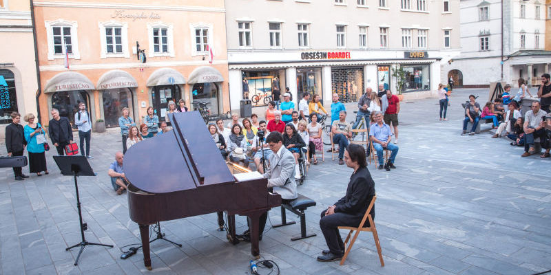 Drage pianistke, pianisti, en violinst in en harmonikar,